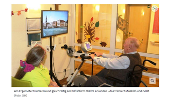 Ein älterer Mann trainiert am Ergometer und erkundet über einen Bildschirm dadurch eine Stadt | © Caritas Altenheim Marienstift Dachau